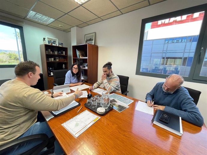 Reunión entre el regidor de Medio Ambiente y Protección Civil de Andratx, Antoni Nicolau, la directora general de Medio Natural y Gestión Forestal, Ana Torres, y técnicos del servicio forestal.