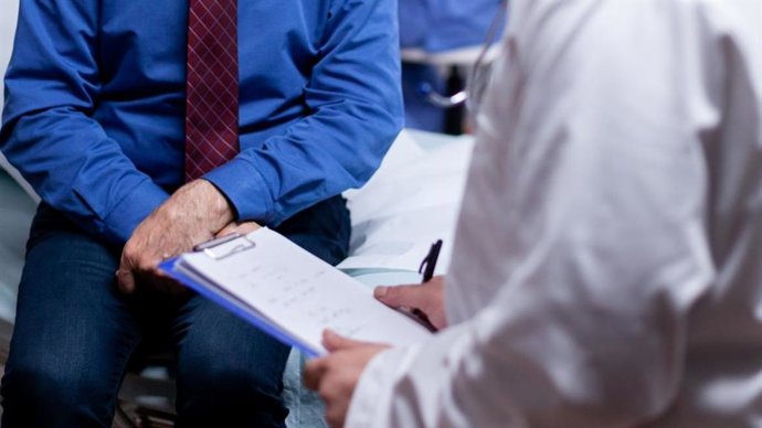 Archivo - Atención a un paciente. 