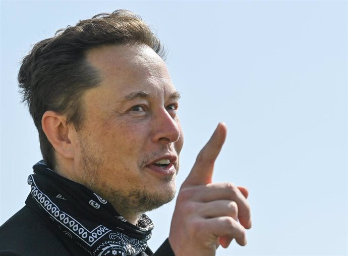 Archivo - CEO Elon Musk speaks during a press event on the Tesla Gigafactory site. 