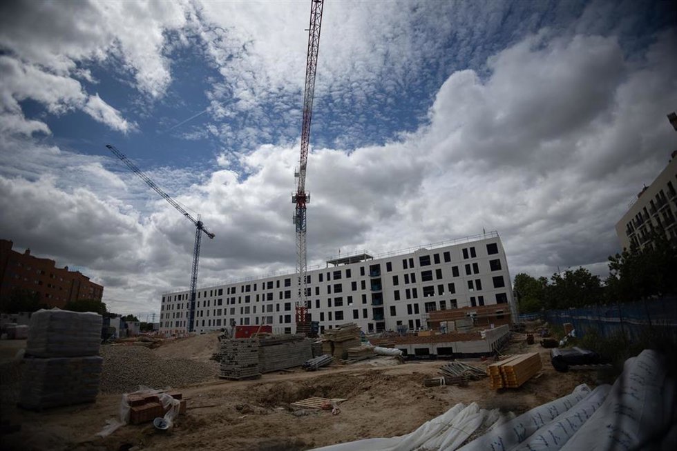 Archivo - Construcción de un bloque de viviendas, a 26 de abril de 2024, en Madrid (España).