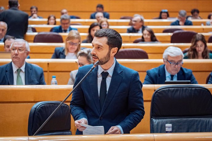 El ministro de Derechos Sociales, Consumo y Agenda 2030, Pablo Bustinduy, interviene durante una sesión de control al Gobierno en el Senado, a 11 de febrero de 2025, en Madrid (España).