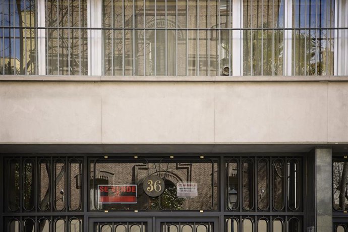 Archivo - Carteles de venta y alquiler de pisos en el barrio de Almagro, a 12 de marzo de 2023, en Madrid (España).  