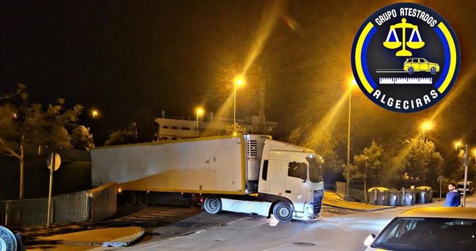 Camión atravesado en una calle de Algeciras.