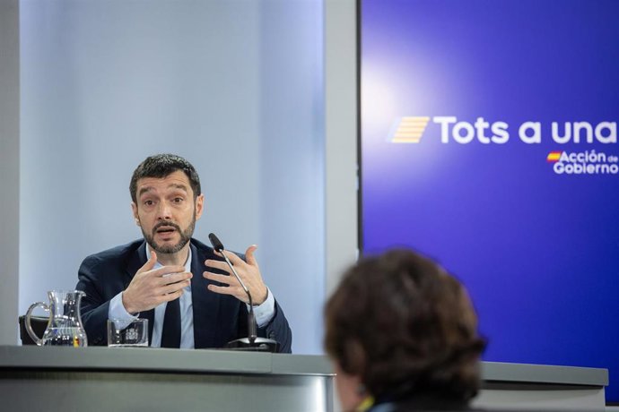 El ministro de Derechos Sociales, Consumo y Agenda 2030, Pablo Bustinduy, durante la rueda de prensa tras el Consejo de Ministros, en el Palacio de la Moncloa, a 11 de febrero de 2025, en Madrid (España).