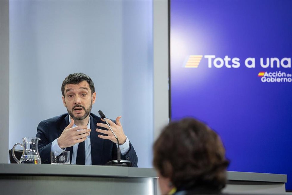 El ministro de Derechos Sociales, Consumo y Agenda 2030, Pablo Bustinduy, durante la rueda de prensa tras el Consejo de Ministros, en el Palacio de la Moncloa, a 11 de febrero de 2025, en Madrid (España).