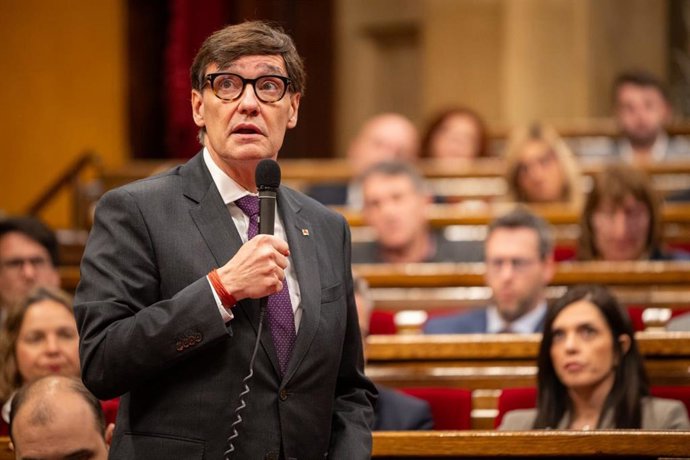 El presidente de la Generalitat, Salvador Illa, interviene en la sesión de control al Govern en el Parlament