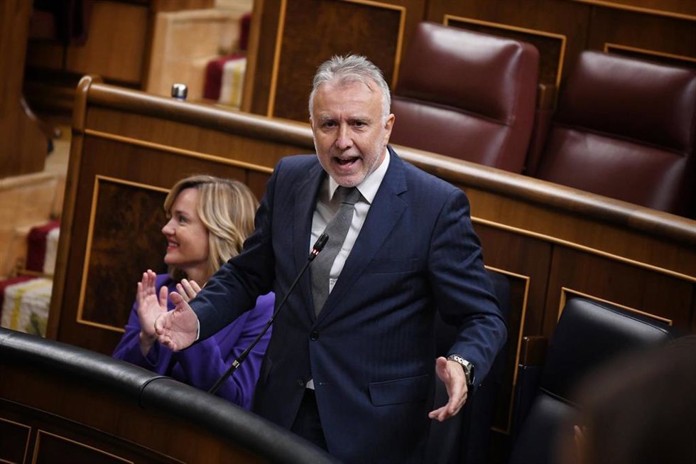 Archivo - El ministro de Política Territorial y Memoria Democrática, Ángel Víctor Torres, interviene durante una sesión de control al Gobierno en el Congreso de los Diputados, a 11 de diciembre de 2024, en Madrid (España). El PP encara la sesión de cont