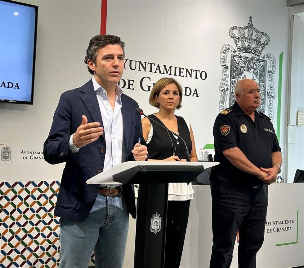 Archivo - Los concejales Jorge Saavedra y Ana Agudo, en imagen de archivo junto con el jefe de la Policía Local de Granada, José Manuel Jiménez Avilés, a la derecha en la imagen