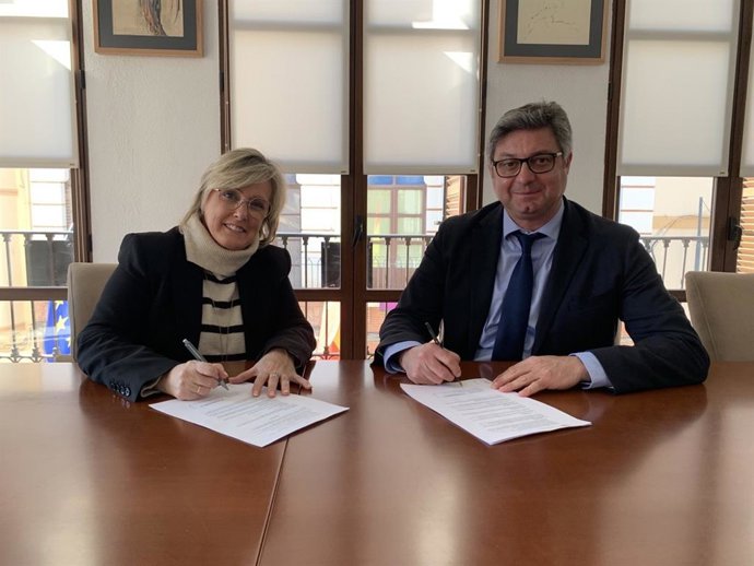 La delegada de Recursos Humanos y Energía de la Diputación y presidenta de la Agencia Provincial de la Energía, Tatiana Pozo, y el alcalde de Puente Genil, Sergio Velasco, en la firma del convenio.