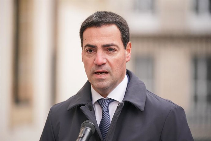 El lehendakari, Imanol Pradales, interviene a su llegada al primer pleno del año en el Parlamento Vasco, a 6 de febrero de 2025, en Vitoria-Gasteiz, Álava, País Vasco (España). El pleno ha comenzado con un minuto de silencio en memoria del parlamentario d