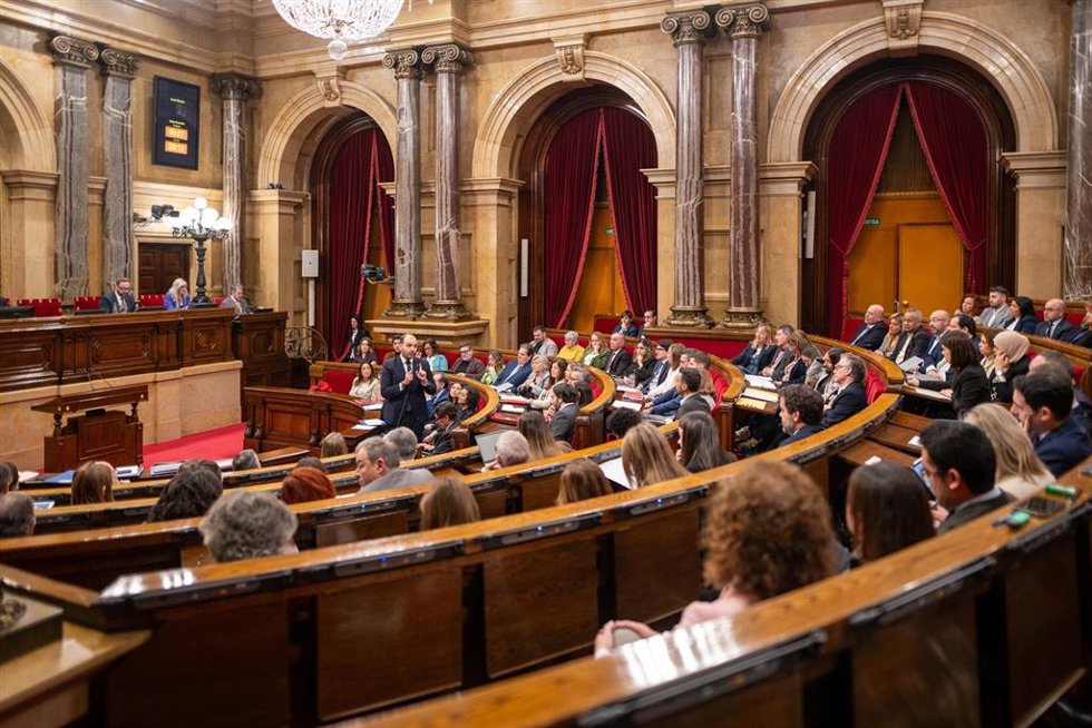 El conseller de Presidncia de la Generalitat, Albert Dalmau, durante una sesión de control al presidente de la Generalitat, en el Parlament, a 12 de febrero de 2025, en Barcelona, Cataluña (España). El Parlament vota en el pleno de hoy si tramita por l
