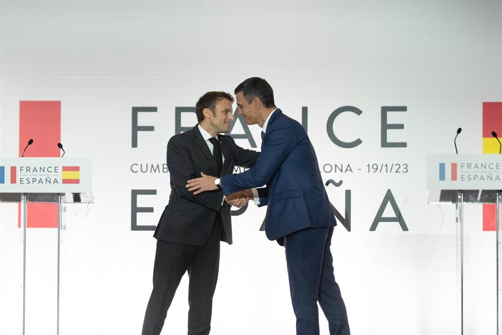 Archivo - El presidente de Francia, Emmanuel Macron (i) y el presidente del Gobierno, Pedro Sánchez (d), posan tras la firma de un Tratado de Amistad entre sus respectivos países, durante la XXVII Cumbre Hispano-Francesa, en el Museo Nacional de Arte de