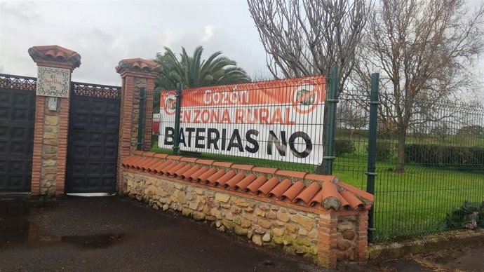 Pancartas en contra de los parques de baterías en la zona rural, instaladas en Gozón.