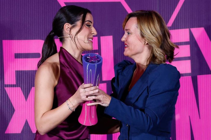 Archivo - La excampeona olímpica de bádminton Carolina Marín recibe el premio de Relevo de manos de la ministra de Formación Profesional, Educación y Deportes, Pilar Alegría.