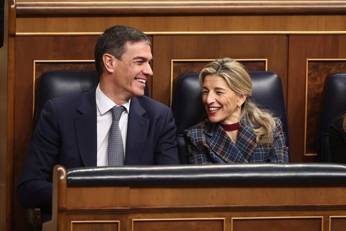 O Presidente do Governo, Pedro Sánchez, e a Segunda Vice-Presidente e Ministra do Trabalho, Yolanda Díaz, durante uma sessão de controle, Congresso dos Deputados, 12 de fevereiro de 2025, em Madri (Espanha). Durante a sessão de controle, a primeira de 2