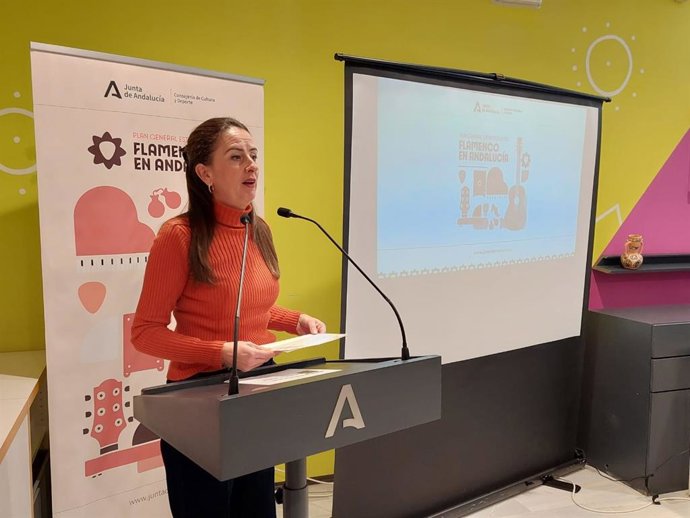 La delegada de la Junta en Almería, Aránzazu Martín, durante las jornadas del Plan Estratégico del Flamenco celebrado en Almería.