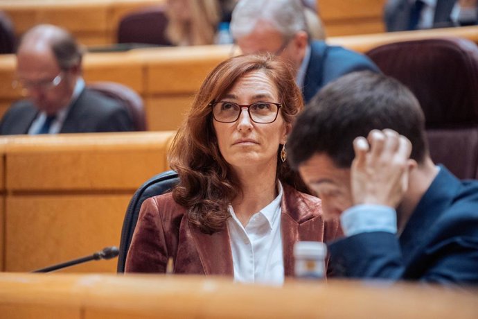 A Ministra da Saúde, Mónica García, e o Ministro dos Direitos Sociais, Consumo e Agenda 2030, Pablo Bustinduy, durante uma sessão de controle do governo no Senado, em 11 de fevereiro de 2025, em Madri (Espanha). O governo enfrenta a primeira sessão do