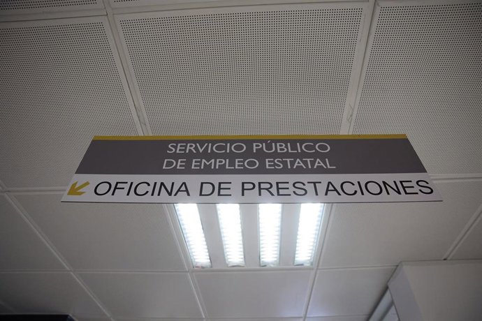 Archivo - Una cartel en una oficina de prestaciones del SEPE