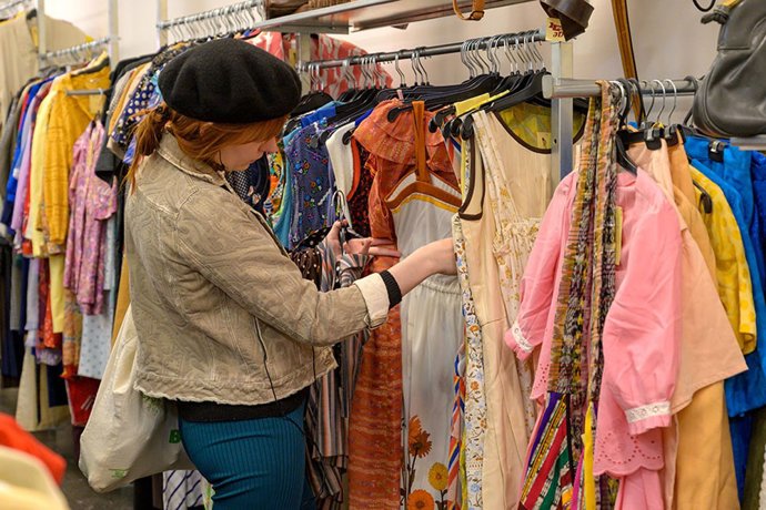 Archivo - Una compradora en una tienda de Humana.