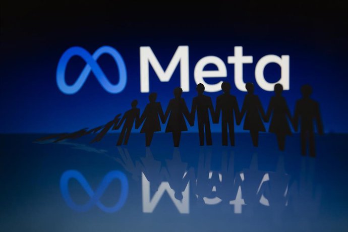 Archivo - Arquivo - 07 de novembro de 2022, Paraguai, Assunção: Logotipo da Meta exibido atrás de uma corrente de figuras de papel recortadas. Foto: Andre M. Chang/ZUMA Press Wire/dpa