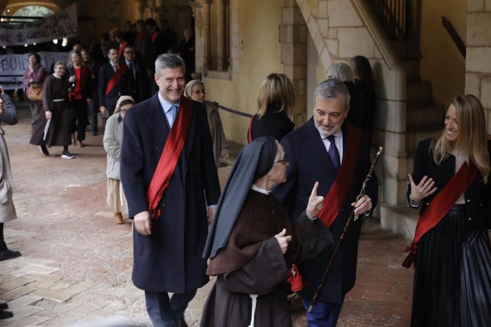 El alcalde Barcelona, Jaume Collboni, en la tradicional visita por Santa Eulàlia a las hermanas clarisas del monasterio de Santa Maria de Pedralbes, que este sábado abandonarán tras casi 700 años de la comunidad en el edificio.