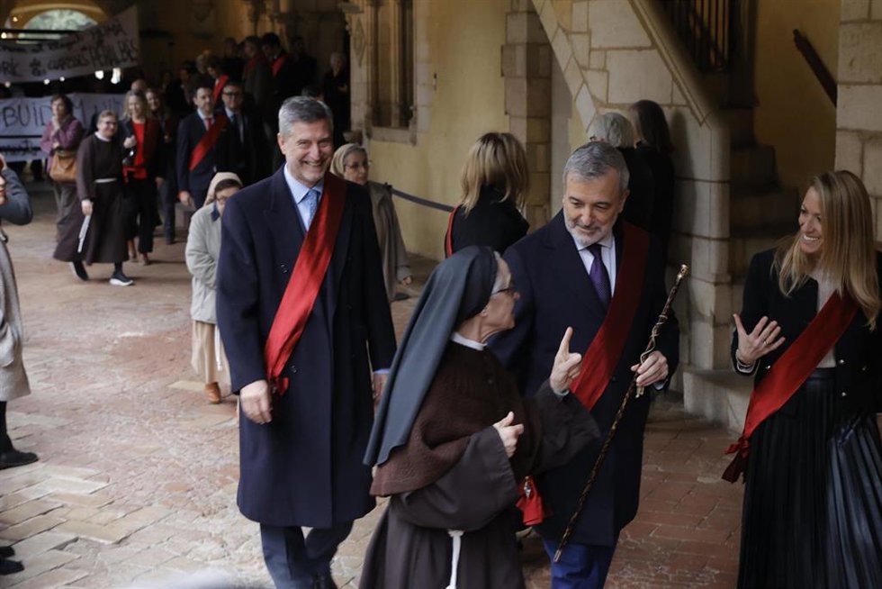 El alcalde Barcelona, Jaume Collboni, en la tradicional visita por Santa Eullia a las hermanas clarisas del monasterio de Santa Maria de Pedralbes, que este sábado abandonarán tras casi 700 años de la comunidad en el edificio.