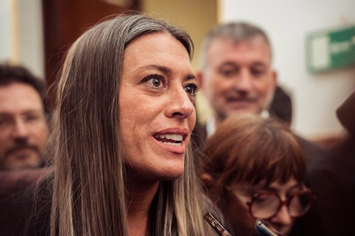 A porta-voz da Junts no Congresso, Miriam Nogueras, dá declarações à mídia ao sair de uma sessão plenária extraordinária no Congresso dos Deputados, em 22 de janeiro de 2025, em Madri (Espanha). O Congresso realiza a primeira sessão plenária do