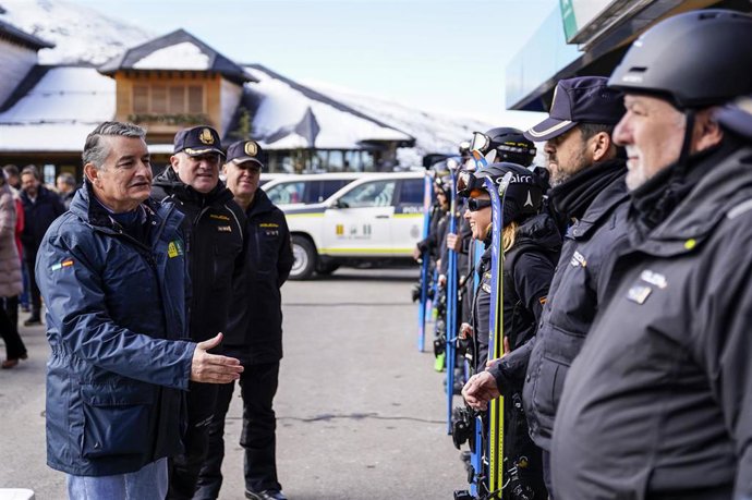 El consejero de Presidencia, Interior, Diálogo Social y Simplificación Administrativa de la Junta de Andalucía, Antonio Sanz, durante la visita al dispositivo de seguridad del Cuerpo de Policía Nacional Adscrita a la Comunidad Autónoma de Andalucía en Sie