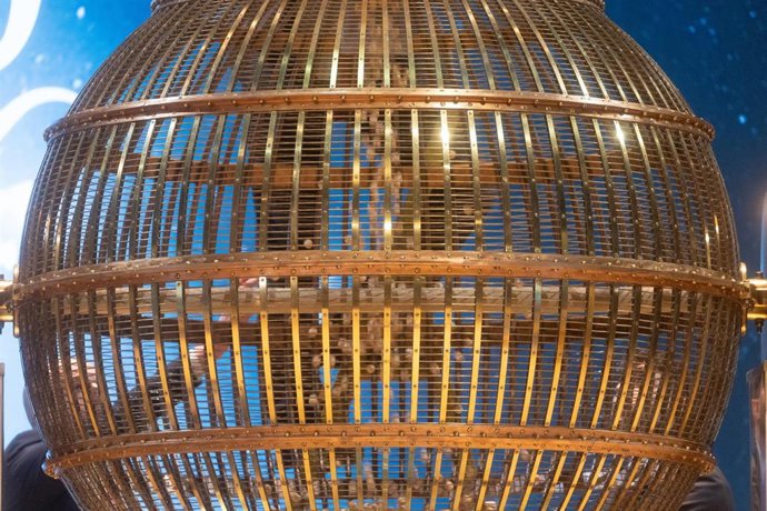 Archivo - Preparación del bombo antes de la celebración de un sorteo