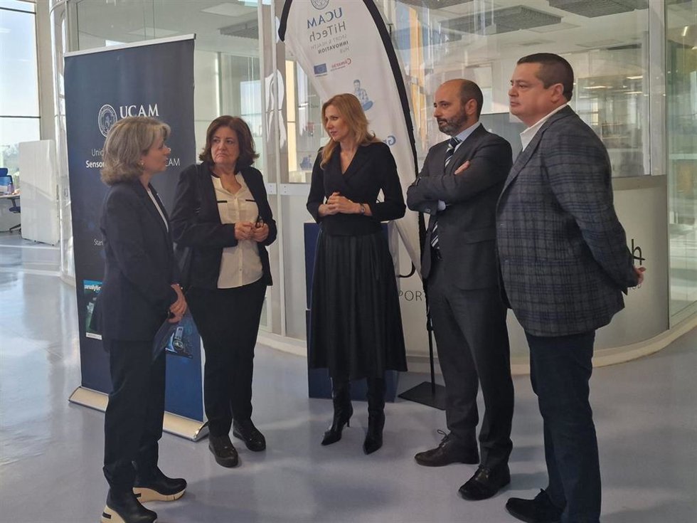 La vicerrectora Estrella Núñez, la presidenta de la UCAM, María Dolores García, la consejera María Isabel López, y los directores del INFO y de la Oficina de Transferencia del Conocimiento de la Universidad, Joaquín Gómez y Luis Tejada