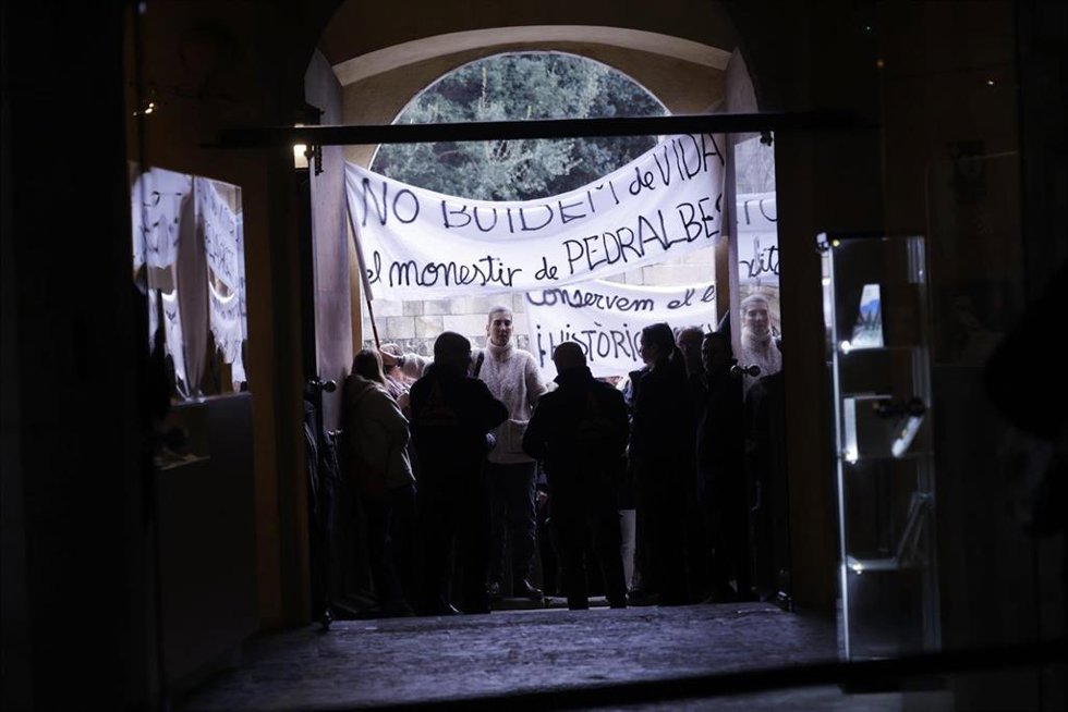 Unos 30 vecinos de concentran ante el monasterio de Santa Maria de Pedralbes para reclamar que las tres hermanas clarisas no abandonen el edificio este sábado, en el marco de la visita del alcalde Jaume Collboni por el día de Santa Eullia.