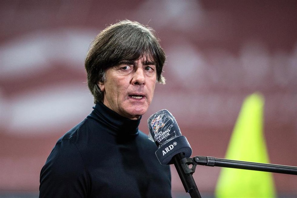 Archivo - El exseleccionador alemán de fútbol Joachim Lw atiende a los medios de comunicación. 