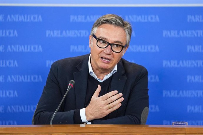 El portavoz del Grupo Parlamentario Vox, Manuel Gavira, durante la ronda de ruedas de prensa de portavoces de los grupos parlamentarios en el Parlamento de Andalucía, a 12 de febrero de 2025 en Sevilla (Andalucía, España). Los portavoces de los grupos par