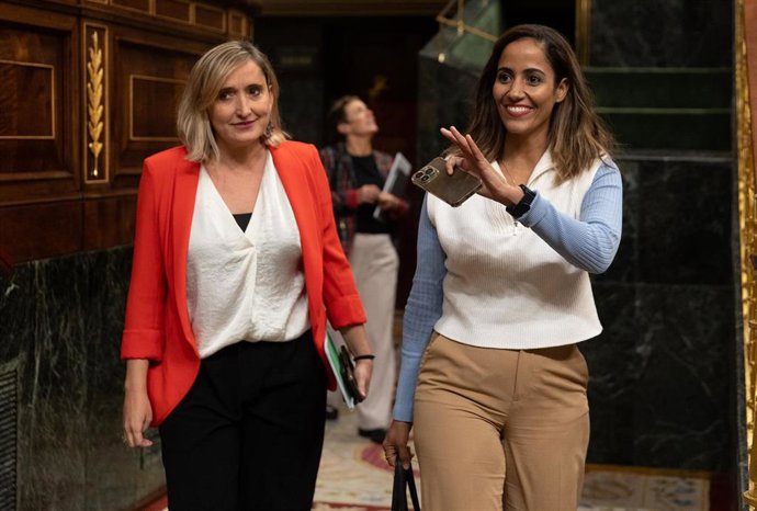 Archivo - Las diputadas de Sumar Alda Recas (i) y Tesh Sidi (d) a su llegada a un pleno en el Congreso de los Diputados, a 29 de octubre de 2024, en Madrid (España). 