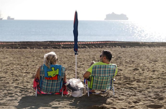 Archivo - Personas en la playa de la Malagueta. A 10 de enero de 2025 en Málaga, Andalucía (España). 