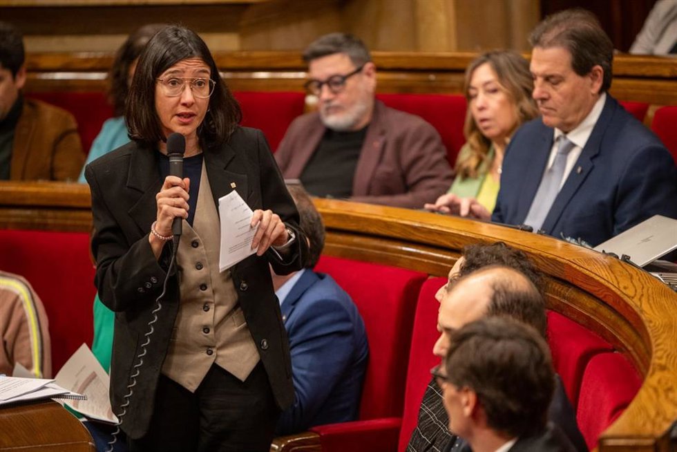 La consellera de Interior y Seguridad Pública de la Generalitat, Núria Parlon, en el pleno del Parlament de Catalunya, a 12 de febrero de 2025