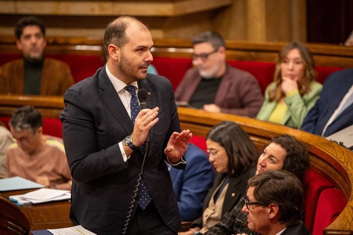 El conseller de Presidència de la Generalitat, Albert Dalmau, durante una sesión de control al presidente de la Generalitat, en el Parlament, a 12 de febrero de 2025, en Barcelona, Cataluña (España). El Parlament vota en el pleno de hoy si tramita por lec