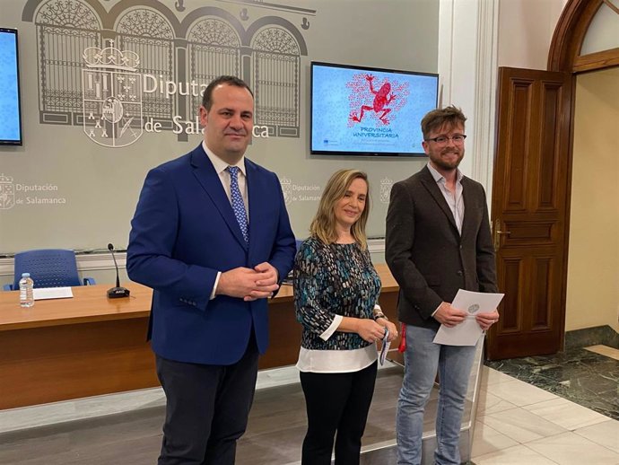 El Diputado de Cultura David Mingo, la vicerrectora de la USAL Berta Gutiérrez y el director del Programa de la Universidad de la Experiencia, Javier Rubio