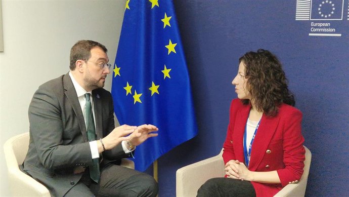 El presidente del Principado, Adrián Barbón, junto a la vicepresidenta de Derechos y Capacidades Sociales, Empleos de Calidad y Preparación de la Comisión Europea, Roxana Mînzatu.
