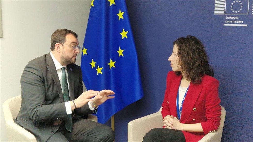 El presidente del Principado, Adrián Barbón, junto a la vicepresidenta de Derechos y Capacidades Sociales, Empleos de Calidad y Preparación de la Comisión Europea, Roxana Mnzatu.