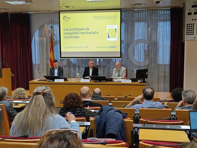 Puga, Mora y Guillermo en la presentación del informe 'Las políticas de reequilibrio territorial en Catalunya' este miércoles en la sede del Ctesc.