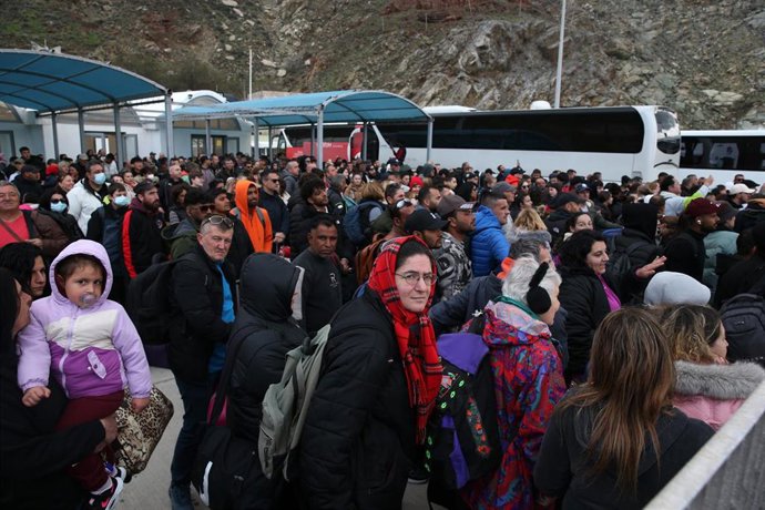 Un grupo de personas espera para abandonar en ferry la isla griega de Santorini
