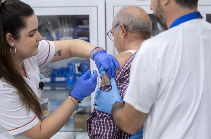 Archivo - Un hombre se vacuna durante la campaña de vacunación contra la gripe y la Covid-19.