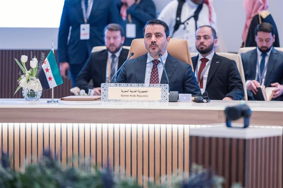 El ministro de Exteriores de Siria, Asaad Al-Shaibani (c), durante una cumbre en la capital de Arabia Saudí, Riad (archivo)