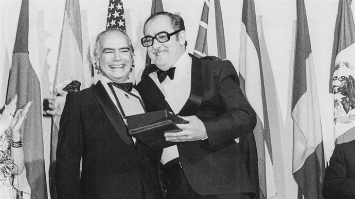 Antonio Isasi-Isasmendi entregando el premio Concha de Oro al director José Luis Borau, por la película "Furtivos" (1975)