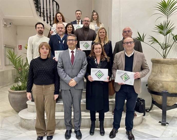 La directora del Instituto Andaluz de las Artes Escénicas y la Música, Violeta Hernández, y el delegado territorial de Turismo, Cultura y Deporte en Málaga, Carlos García Giménez, junto con municipios que forman parte de la red Andaluza de Teatros