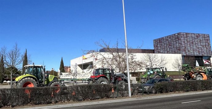 Tractores en la avenida de Salamanca, en Valladolid.