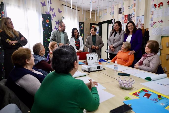 La consejera de Inclusión Social, Juventud, Familias e Igualdad, Loles López, en su visita al Centro Municipal de Información a la Mujer (CMIM) de La Palma del Condado.