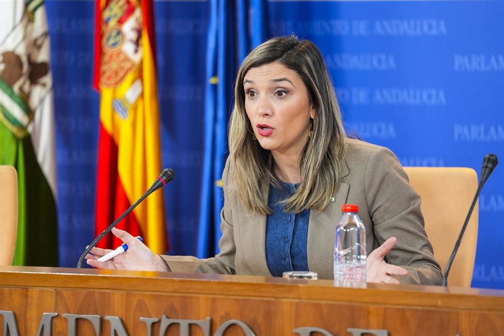 La portavoz del Grupo Parlamentario Socialista, María Márquez, durante la ronda de ruedas de prensa de portavoces de los grupos parlamentarios en el Parlamento de Andalucía, a 12 de febrero de 2025 en Sevilla (Andalucía, España). Los portavoces de los g