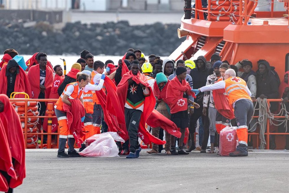 Archivo - Los servicios sanitarios atienden a migrantes llegados en cayuco a Puerto Naos, a 28 de diciembre de 2024, en Arrecife, Lanzarote, Canarias (España). 